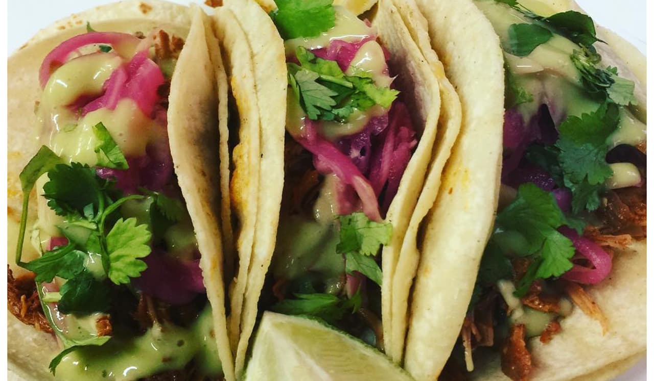 <b>La Flor de Yucatán está localizada en el 1800 de la calle Hoover, en el barrio Pico Union de Los Ángeles,</b> cerca de la Universidad del Sur de California . Con recetas inspiradas en la cultura maya, este local abrió sus puertas en 1971, y desde entonces ha cautivado a sus clientes con sus preparaciones. En el último listado de la guía culinaria Eater, La Flor de Yucatán se posicionó en el puesto número 8. Una de las novedades y delicias que ofrece este boliche son los tacos de relleno negro, pavo desmenuzado en una pasta de achiote negro, además de las cebollas en escabeche y el guacamole.