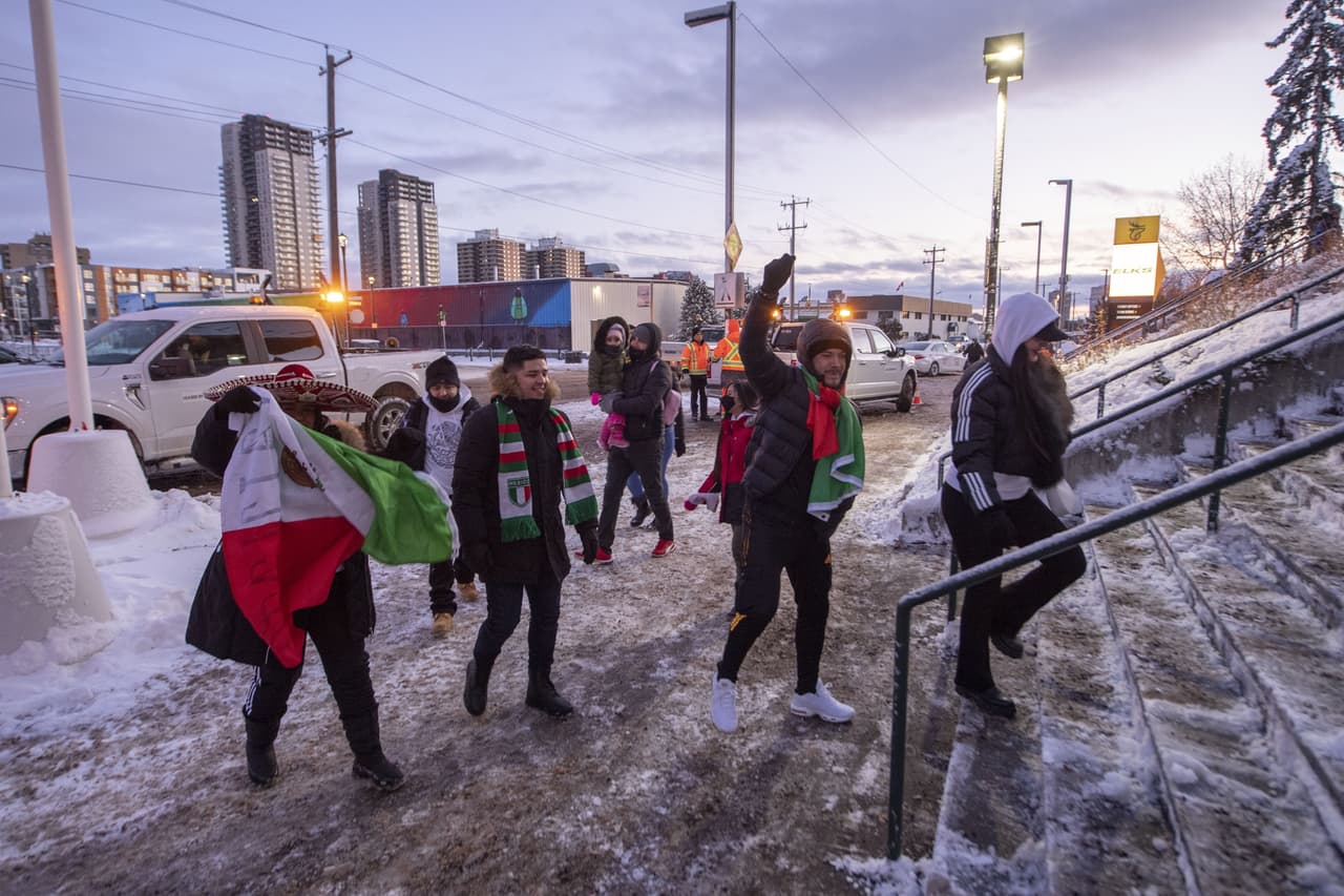 A las aficiones no les importa el frío y acuden al Estadio de la Mancomunidad para apoyar a sus selecciones en el Canadá vs México.