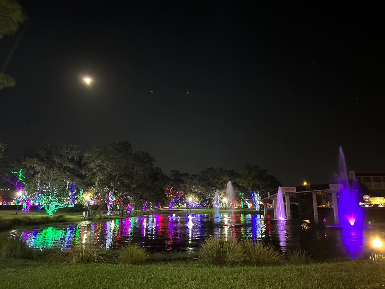 Las familias también podrán disfrutar de una hermosa vista con un lago con fuentes iluminadas de colores.