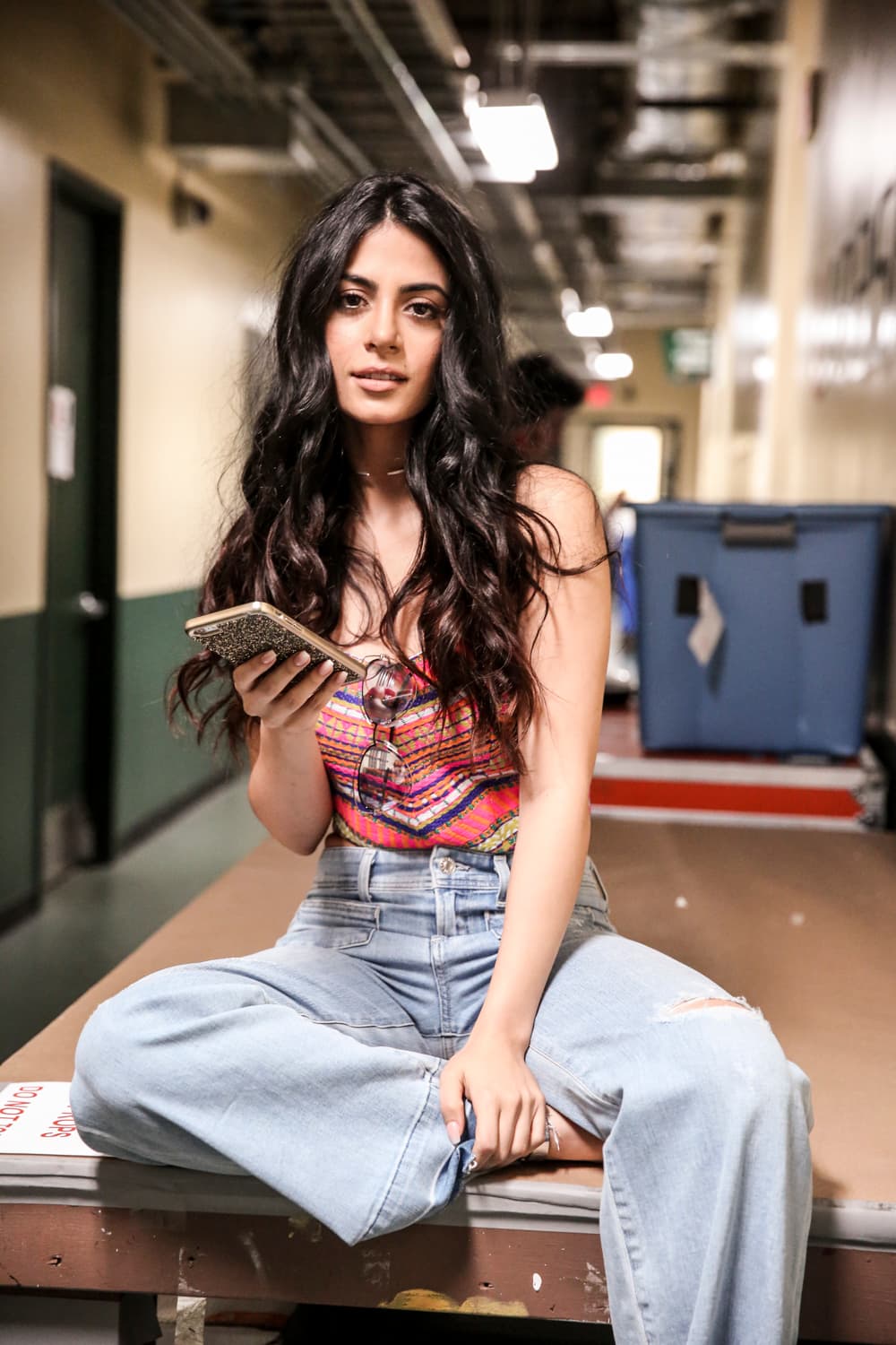 Afuera de nuestro set hizo algunas fotos, en donde mostró ese look setentero que fue tan sólo una de las sorpresas de esta fiesta.