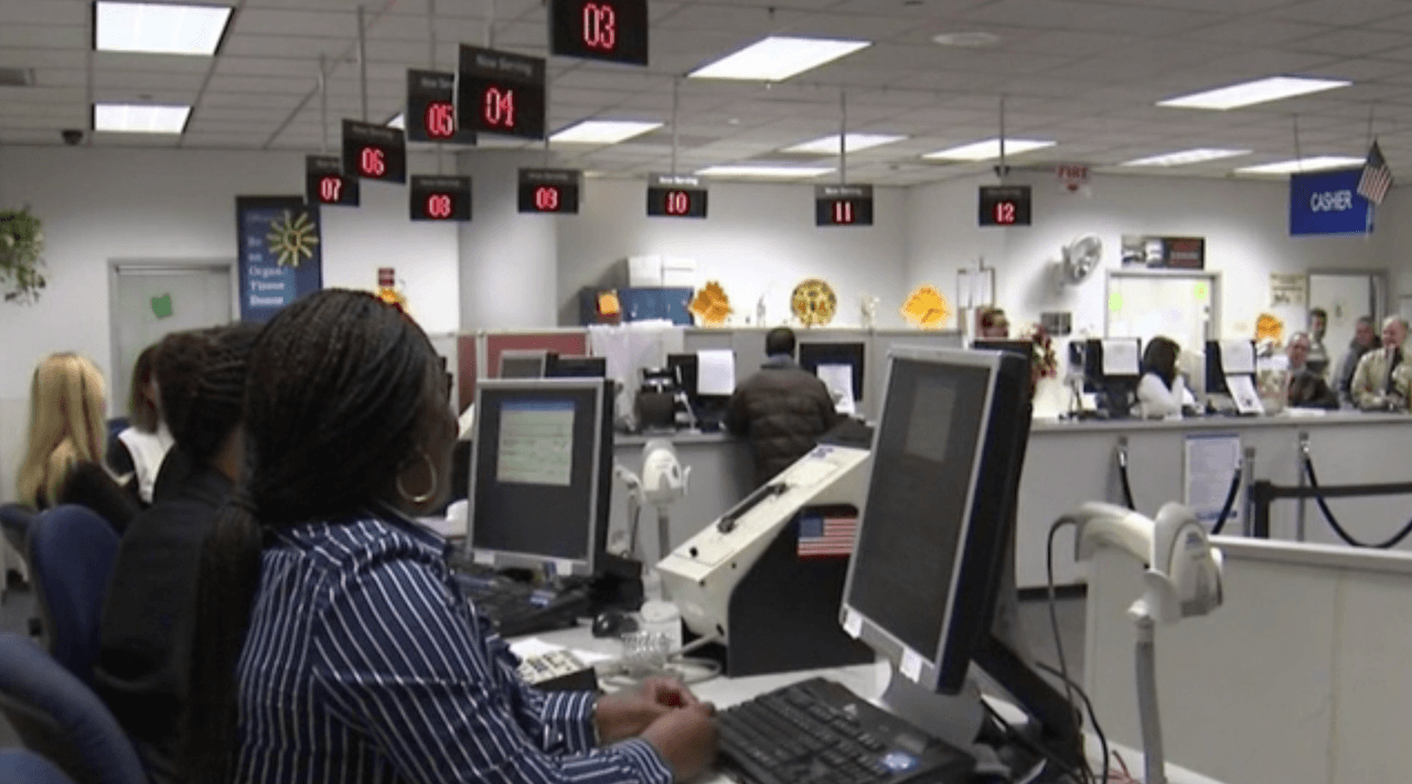 <b>¿Qué <a href="https://realid.ilsos.gov/" target="_blank">documentos</a> se necesitan para obtener el 'Real ID'?</b>
<br>Para lograr tramitarlo es necesaria la partida de nacimiento o pasaparte americano, la Green Card o el permiso de trabajo, dos pruebas de dirección de vivienda y la tarjeta del Seguro Social.
<a href="https://realid.ilsos.gov/checklist.html" target="_blank">Aquí</a> puede encontrar una lista de verificación interactiva para ayudarlo a prepararse para el proceso de solicitud.