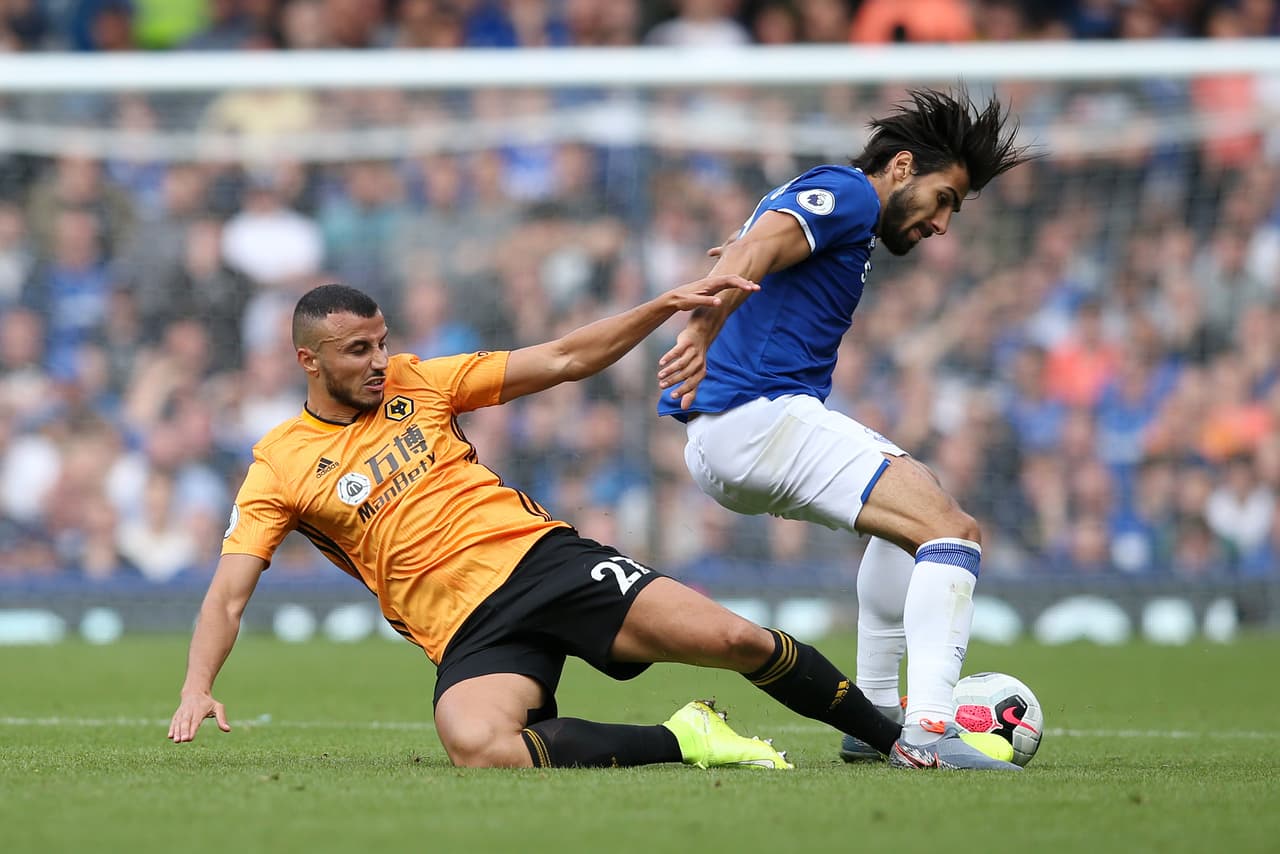 Andre Gomes del Everton es retado por Romain Saiss de Wolverhampton.
