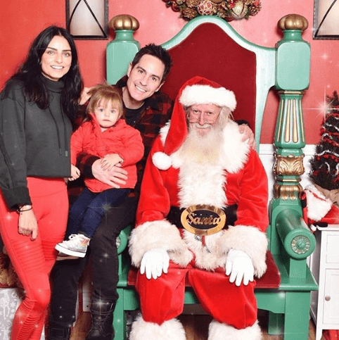 Aislinn, Mauricio y Kailani conquistaron a sus seguidores con esta tierna fotografía junto a Papá Noel.
<br>
