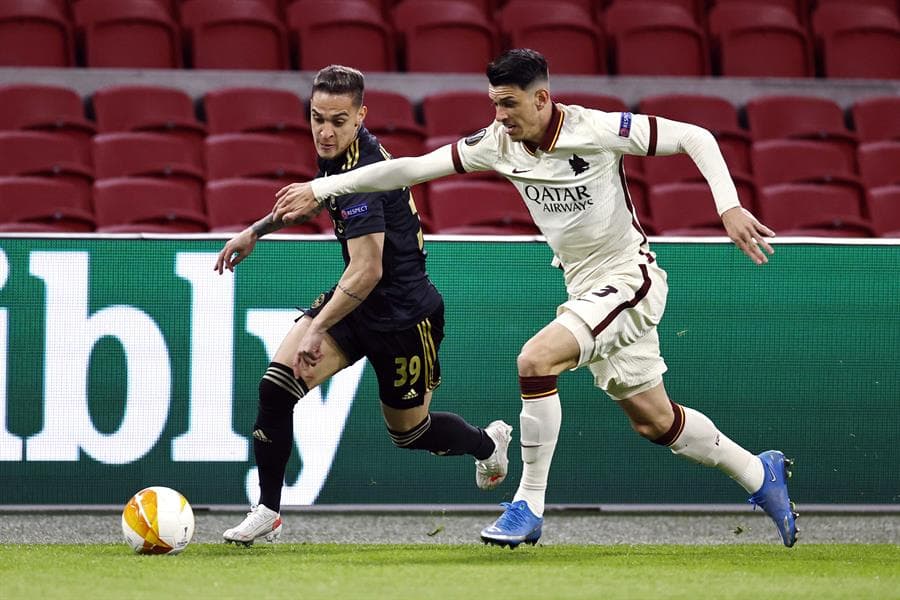 Roma, con dos goles, se impone al Ajax 2-1 durante el partido de ida de los Cuartos de Final de la UEFA Europa League. Davy Klassen le daba la victoria parcial a los de Ámsterdam, pero la escuadra de 'La Loba' remontó y le dio la vuelta al partido con goles de Lorenzo Pellegrini y Roger da Silva.