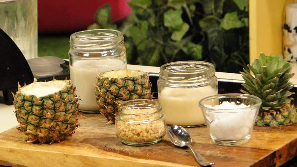 Nos enseñan a preparar unas deliciosas piñas coladas. (19 de agosto)