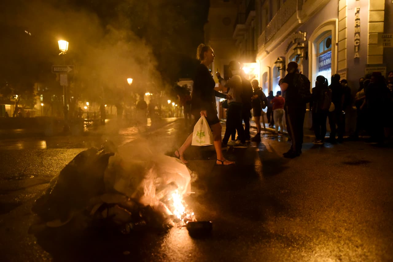El inicio de las manifestaciones ocurrió el lunes luego de que se revela la existencia de un almacén lleno de suministros en Ponce, en medio de la emergencia que se vive por los terremotos que han sacudido al sur de la Isla.
<br>
