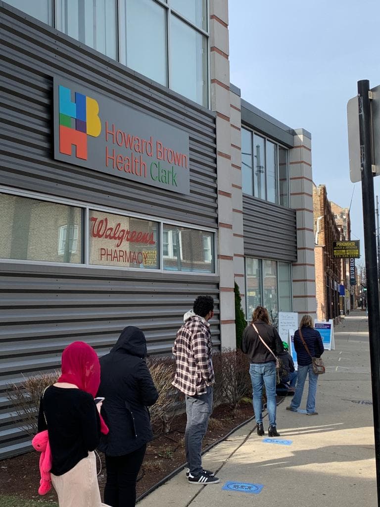 Por semanas, los sitios donde se realizan pruebas de covid-19 en el área de Chicago, los móviles y los permanentes, como la clínica Brown Health, en Rogers Park, se han visto desbordadas de pacientes.