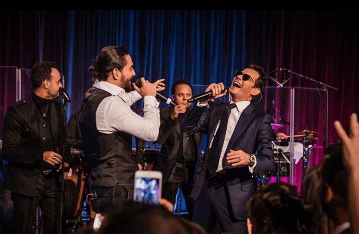 Esta vez, el acto principal estuvo a cargo del reggaetonero Maluma, con quien Marc no se privó de interpretar 'Felices los cuatro'. En medio de la presentación, el salsero simuló darle un beso en la boca.