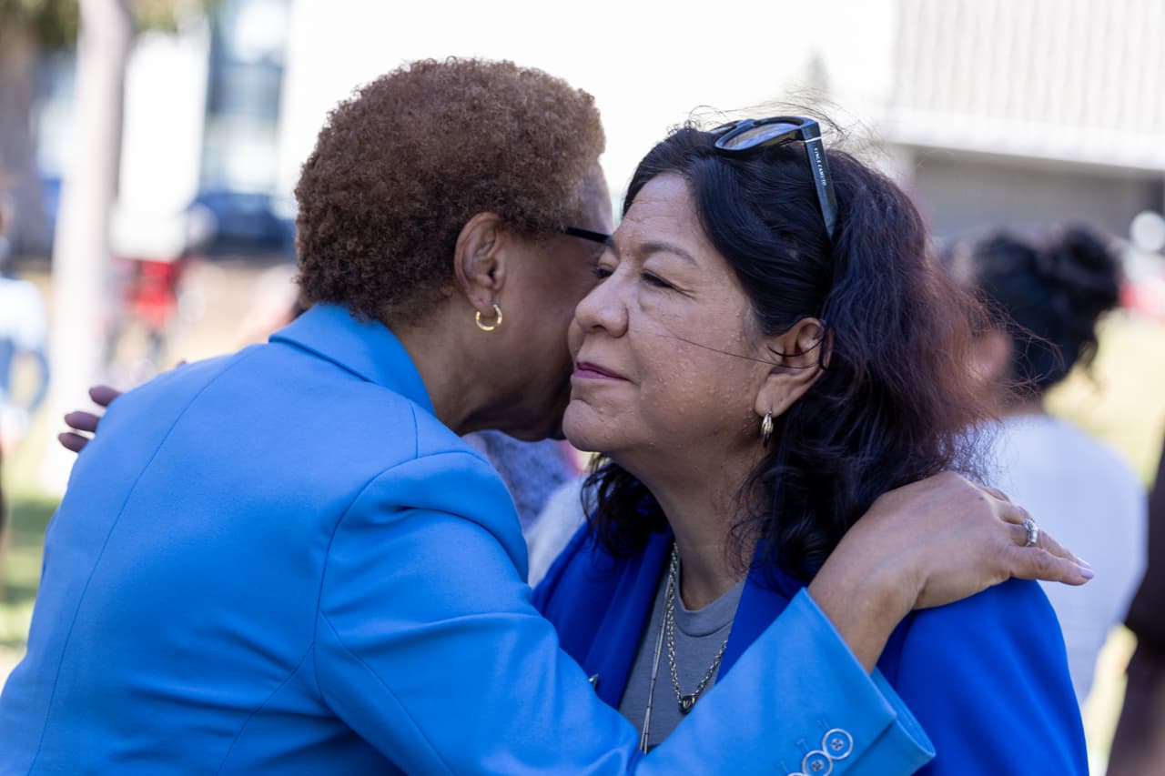 <b>Karen Bass, alcaldesa de Los Ángeles</b>, también despidió a la activista con un mensaje en el que incluyó su frase más célebre: “
<b>Dolores Huerta, una incansable defensora de los derechos civiles y laborales, deja un legado de lucha, dignidad e igualdad</b>. Su vida nos recuerda que la organización y la perseverancia pueden transformar comunidades. Honramos su legado continuando la lucha por la justicia para todas y todos. ¡Sí, se puede!”