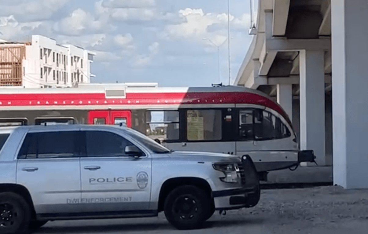 El hombre murió en la escena.