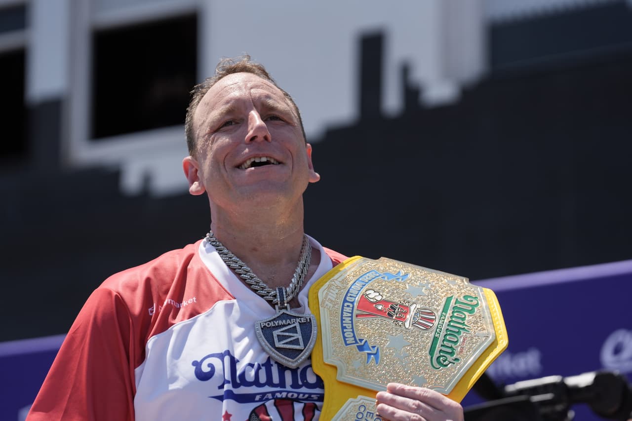 Joey Chestnut gana el concurso de comer perritos calientes Nathan's Famous del 4 de julio de 2026 en Coney Island, en el distrito de Brooklyn, Nueva York, el sábado 4 de julio de 2026.