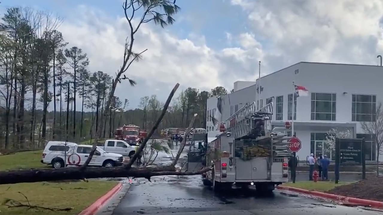 Confirman que tornado EF-1 tocó tierra cerca del Aeropuerto de Raleigh-Durham