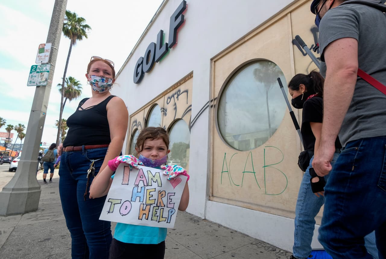 La niña Mia Camacho, de solo 4 años, salió a las calles de su comunidad ofreciendo su ayuda, para limpiar su comunidad.