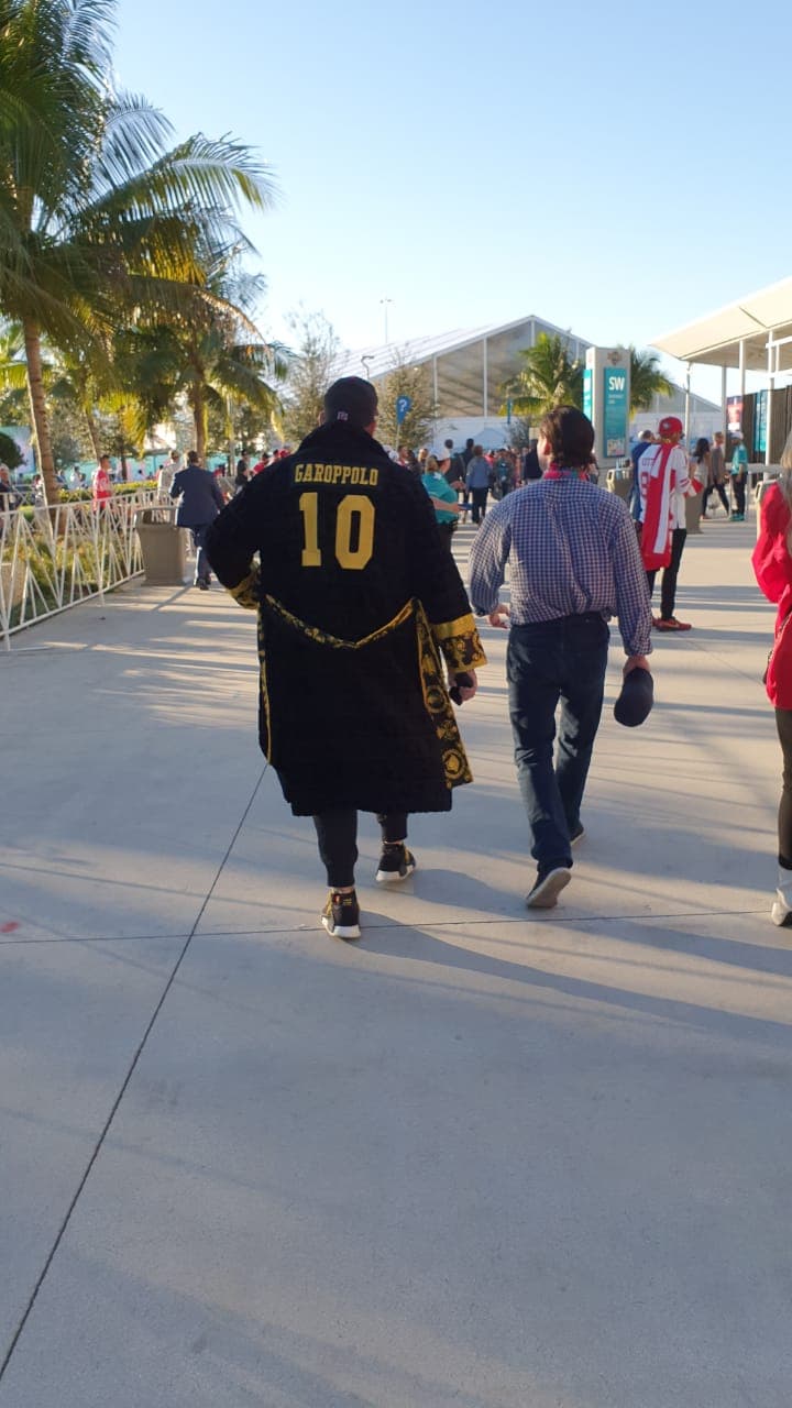 Así se vive el color en el Hard Rock Stadium de Florida previo al partido entre San Francisco 49ers y Kansas City Chiefs.