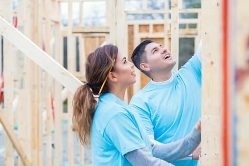 Las mujeres constituyen la mitad de la fuerza laboral de Texas. Sin embargo, casi 1 de cada 5 mujeres en Texas viven en la pobreza, y muchas más aún luchan para llegar a fin de mes.