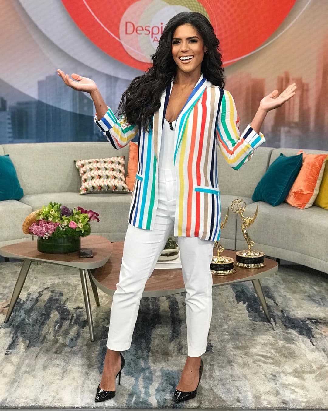 Apenas hace unas semanas, se presentó en el show con un singular saco a rayas de colores vibrantes que hizo conjunto con un pantalón blanco logrando así un equilibrio en su 'outfit'.