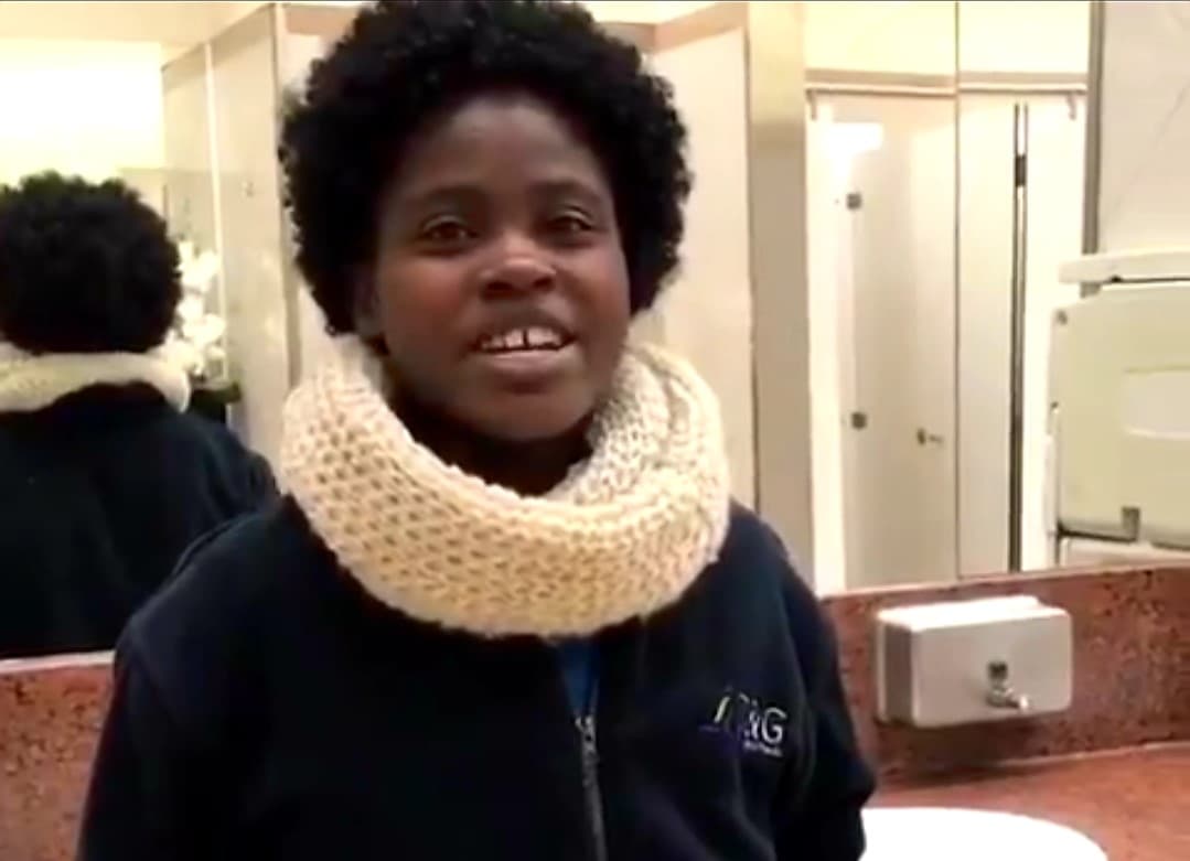 Esterlinda causó furor tanto en el baño público donde trabaja como en las redes sociales.
<br>