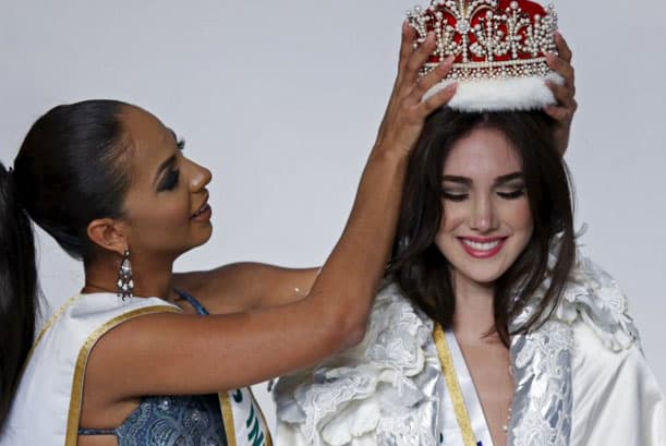 Valerie Hernández, ganadora del año pasado y representante de Puerto Rico, fue la encargada de coronar a su sucesora.