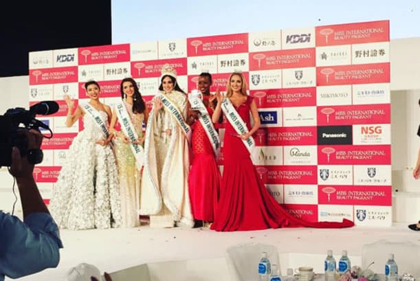 No podía faltar la gran foto del recuerdo con las finalistas del certamen.