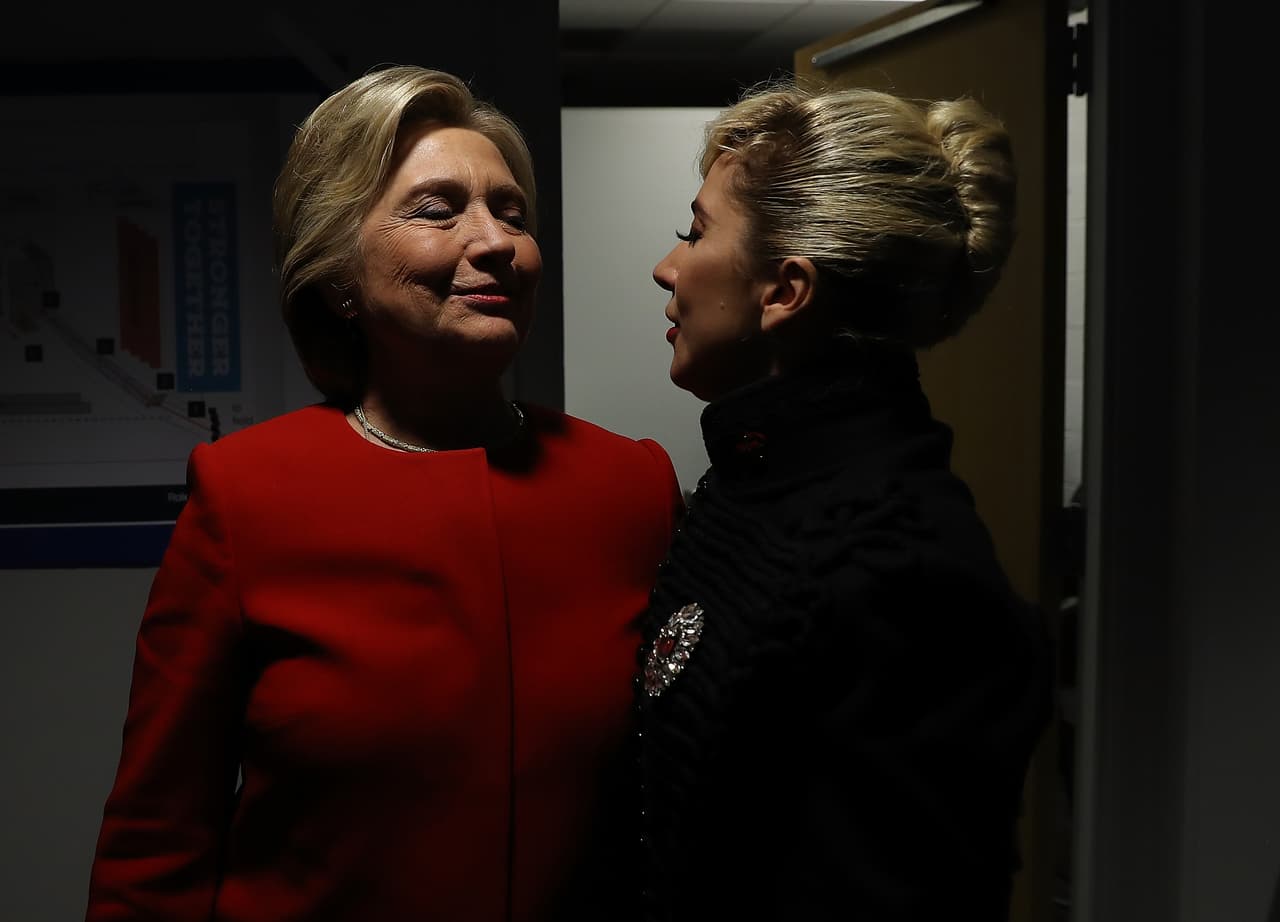 La NFL ha dicho que no le prohibió hablar de algún tema, aunque se había anticipado que estaba prohibido tratar temas políticos. Durante la pasada campaña presidencial, Lady Gaga respaldó públicamente a la candidata demócrata, Hillary Clinton.