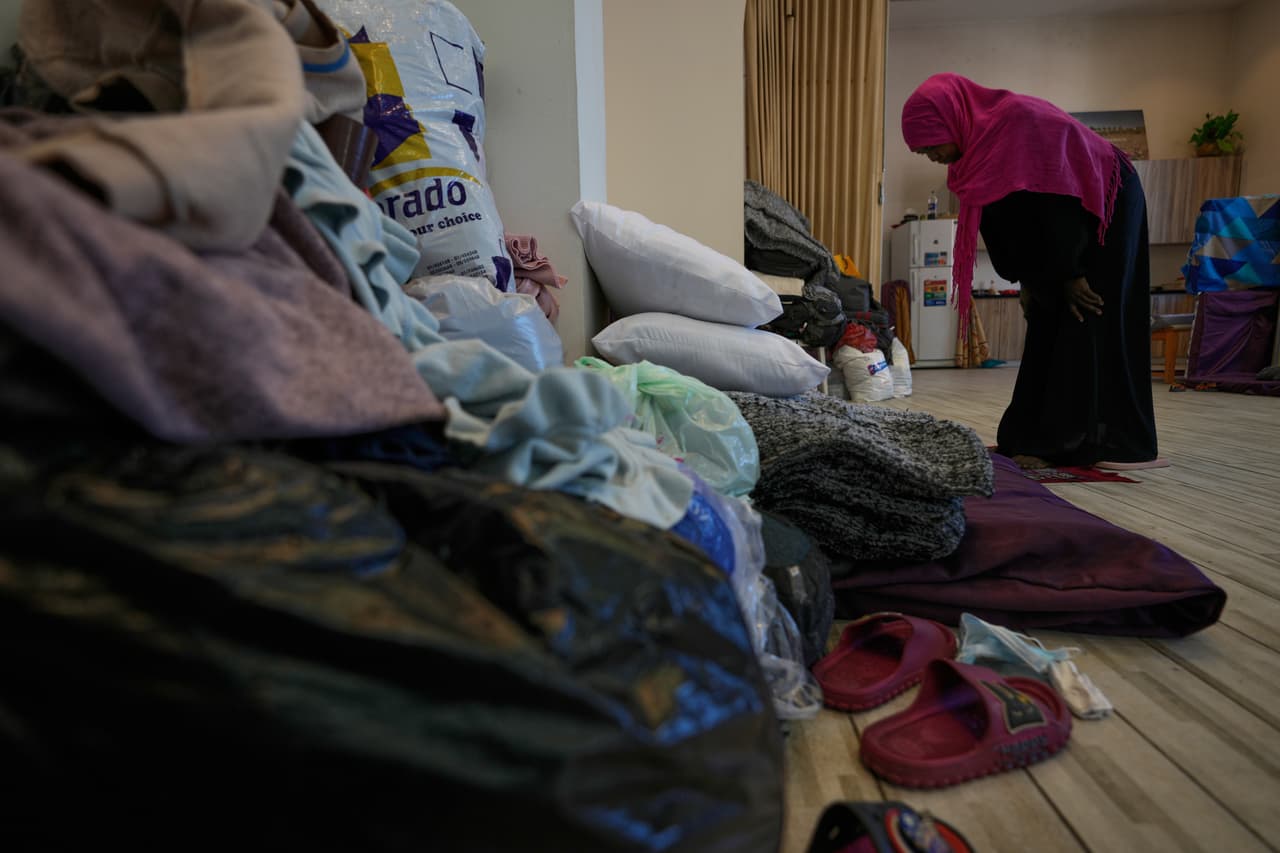 En medio de los disturbios de la guerra de Estados Unidos e Israel contra Irán y tras ser desplazada, esta mujer no pierde la fe y decide comenzar sus oraciones al mediodía en la iglesia San José, convertida en refugio.