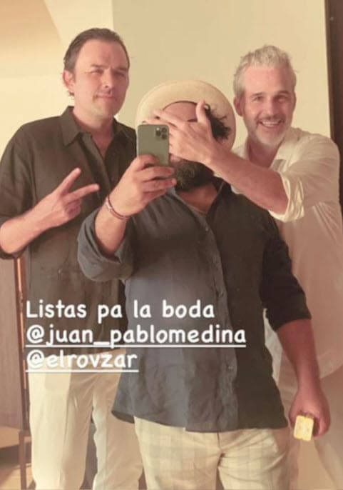 Horas antes de la boda posó de pie junto a sus amigos Fernando Rovzar y Mauricio Barriento y se lee la leyenda: "Listos pa la boda", escribió el 'standupero'.
<br>