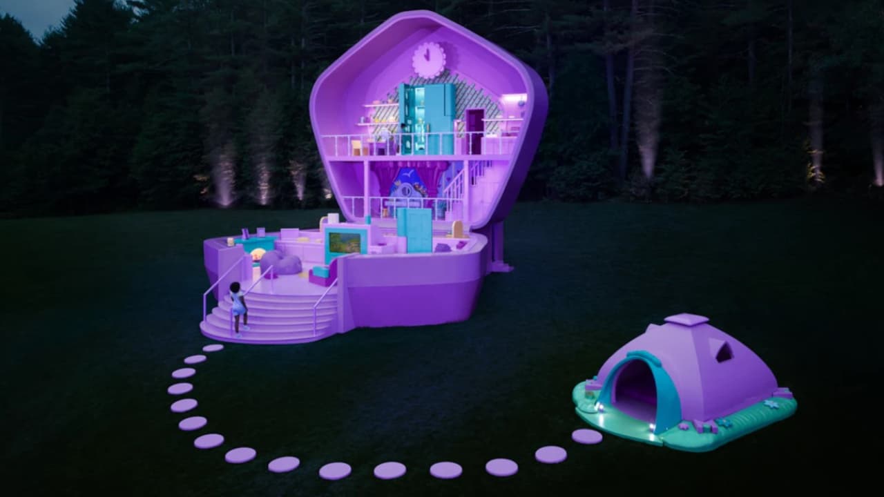 Así se ve de noche la casa de Polly Pocket.