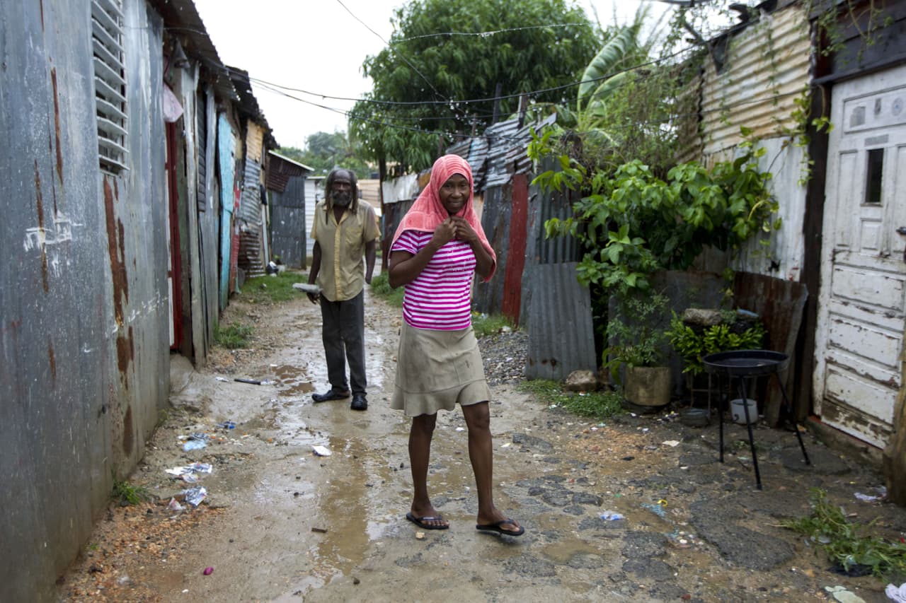 En República Dominicana más 5,500 personas fueron evacuadas y se reportan más de 1,100 casas afectadas por el huracán en este país.