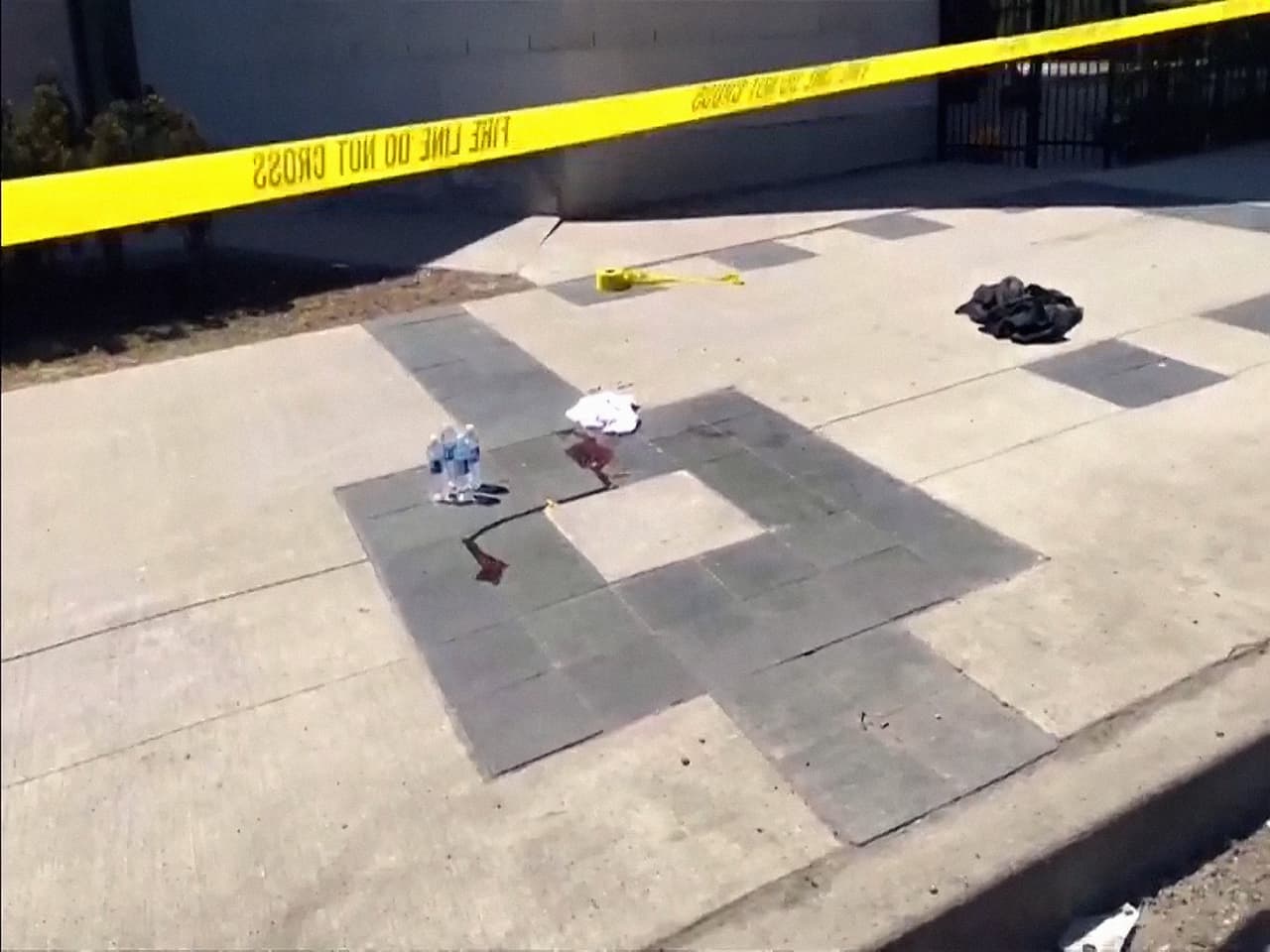 Personas que se encontraban en la calle Yonge señalaron que había sangre en diferentes puntos de la acera.