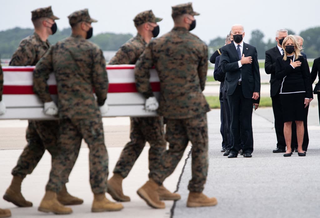 Biden recibe los cuerpos de los soldados fallecidos en Afganistán.
