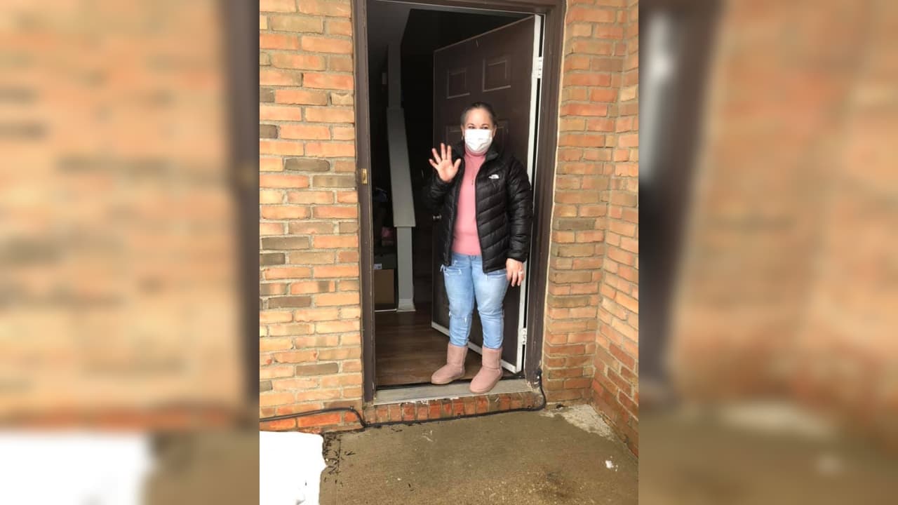 Madre inmigrante obtiene permiso para ir a casa tras refugiarse durante 3 años en una iglesia para no ser deportada