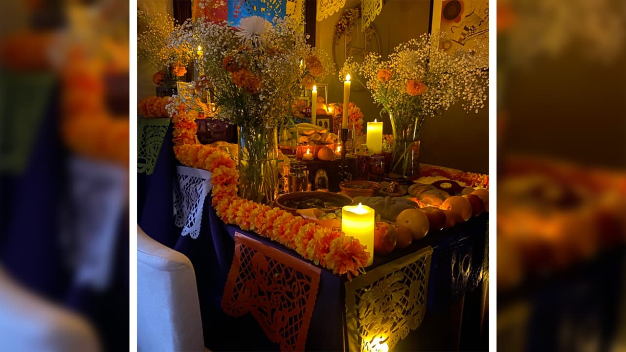 Desde Lakeview, Omar González nos muestra el altar que puso para recibir a sus seres queridos.
<br>"Así recibimos a todos los que se nos adelantaron", dice.