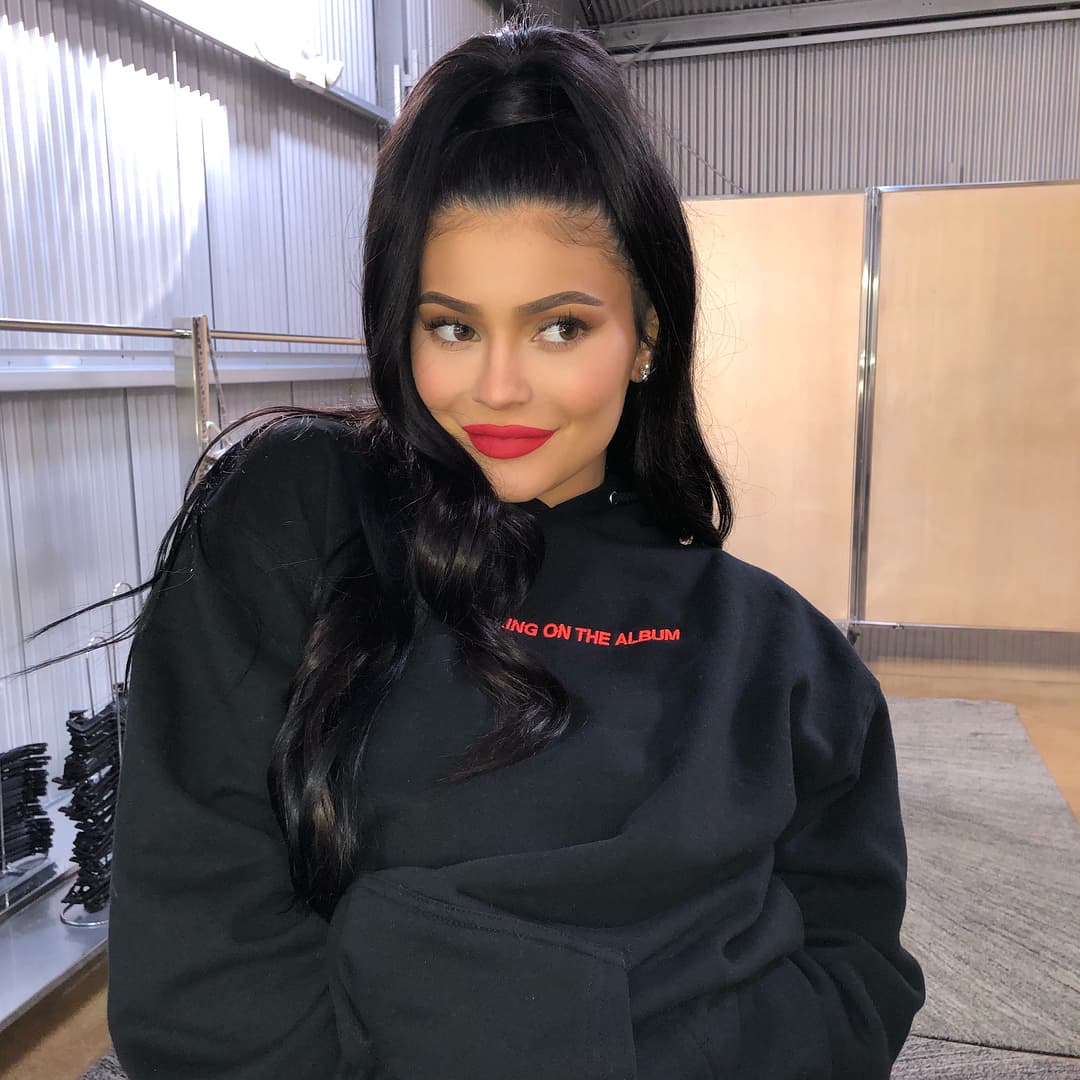 Kylie tampoco ha descuidado su negocio de maquillaje, pues continúa promocionando sus diferentes líneas de productos de belleza en sus instantaneas.