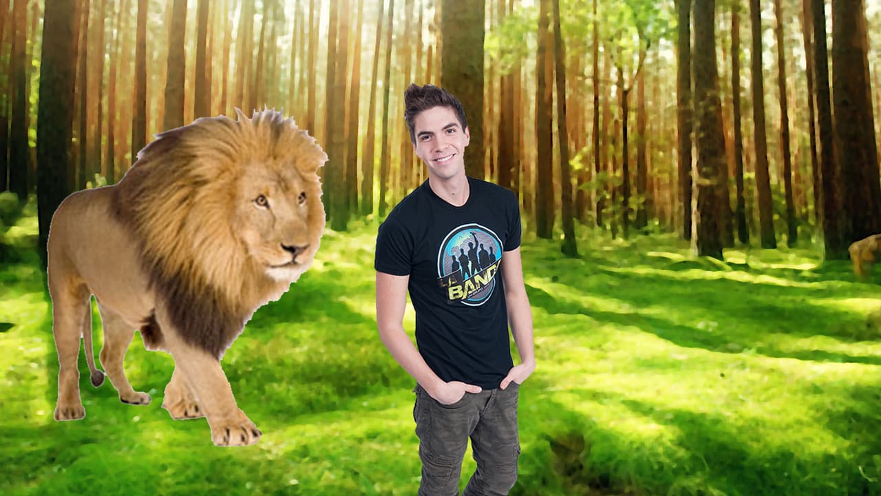 Con mucha valentia, Johann cuidaría de un leon. RAWR!!!