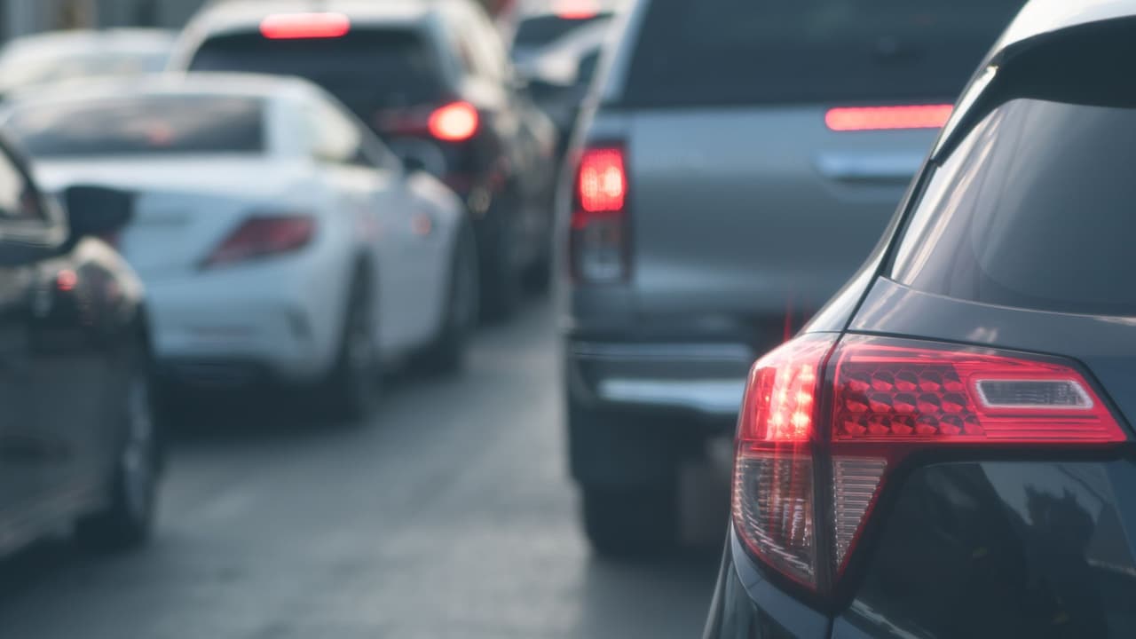 <h3 class="cms-H3-H3">Lo que deja ver el mapa del 2025</h3> La lista no es una queja,
<b>sino un diagnóstico.</b>
<br>Señala dónde se tranca hoy el estado y por dónde podrían venir mejoras cuando terminen las obras ya iniciadas.
<br>Para quienes manejan todos los días,
<b> es información útil para planificar la ruta, ajustar los horarios o evitar ciertos tramos.</b>
<br>Texas sigue creciendo, y mientras crece, se llena de autos.
<br>Entender dónde se tranca el mapa ayuda a cruzarlo
<b>con menos sorpresa y más claridad en el camino.</b>