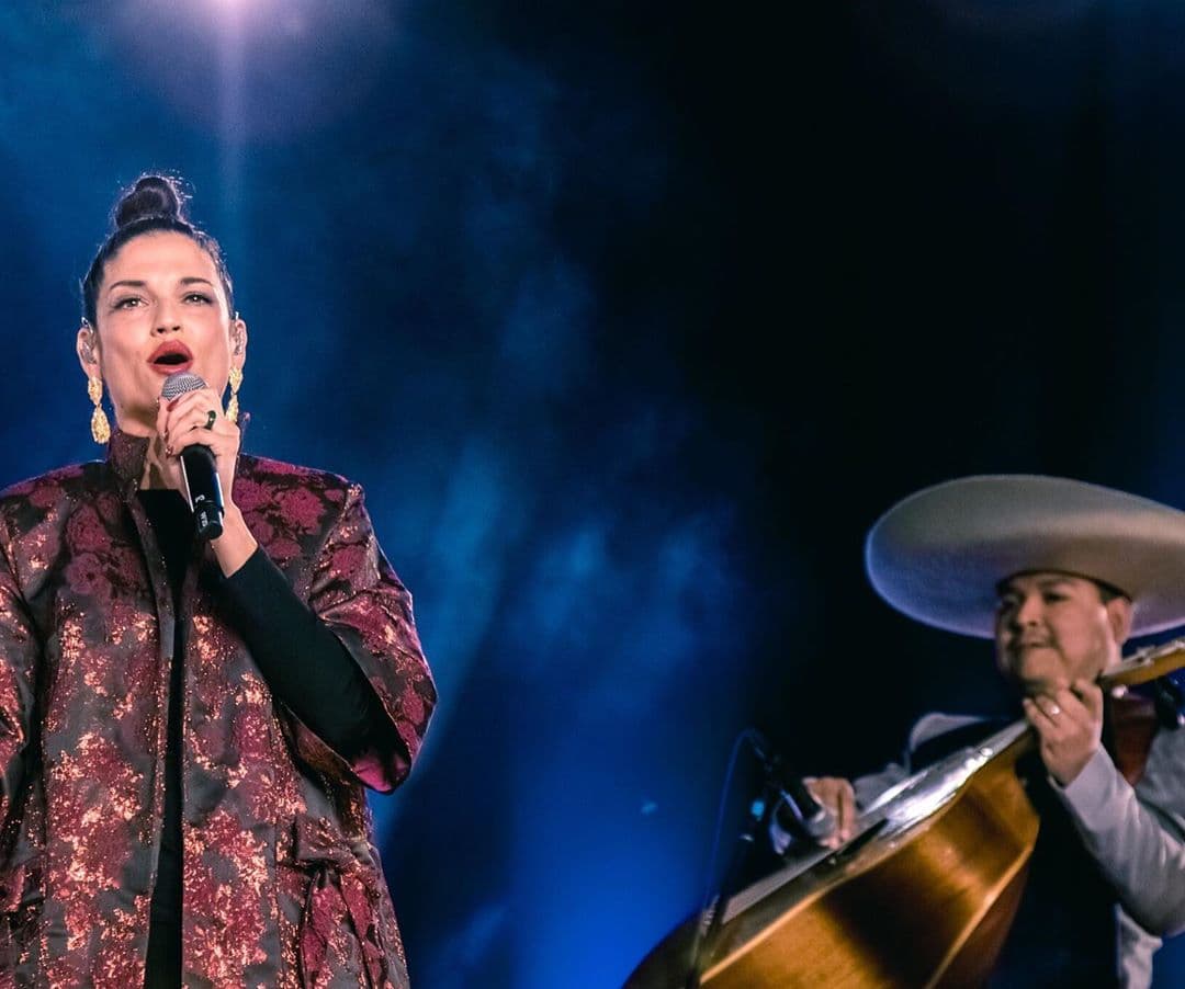Además de ser conductora, Natalia Jiménez tuvo varias intervenciones musicales, dos de ellas con mariachi y el tema 'Amor Eterno'.