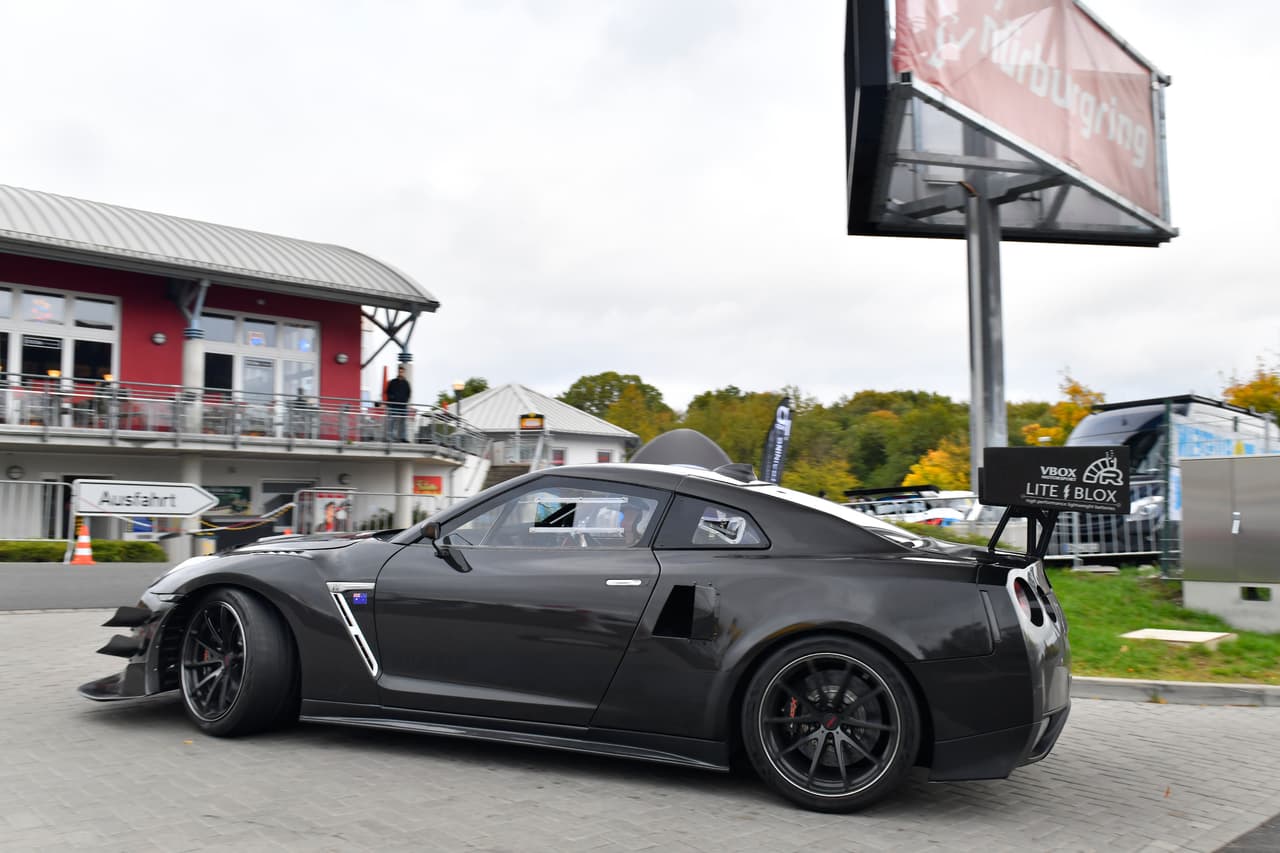 A pesar de tener la apariencia de un vehículo de competencias, este es completamente legal para las calles.