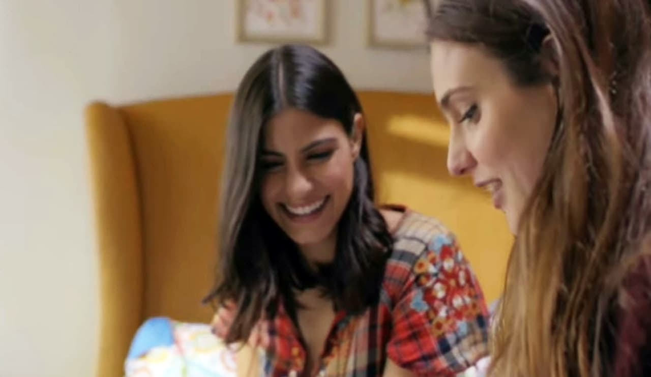 Achaga entiende que la forma tan genuina y original en la que se contó
<b><a href="https://www.univision.com/novelas/amar-a-muerte/en-fotos-valentina-y-juliana-tuvieron-su-primera-noche-de-amor-en-amar-a-muerte-fotos" target="_blank">la historia de amor entre Juliana y Valentina</a></b>, fue lo que contribuyó a su éxito.