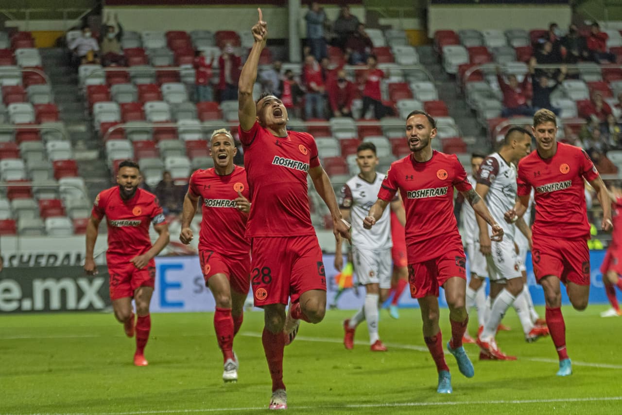Un golazo de Marcel Ruíz, un autogol de Rivero y otro tanto de Montecinos fueron suficientes para ponerle número al marcador y sellar el juego de la Jornada 8 del Grita México C22, aunque el VAR le quitó un tanto a los Diablos Rojos en el primer tiempo.