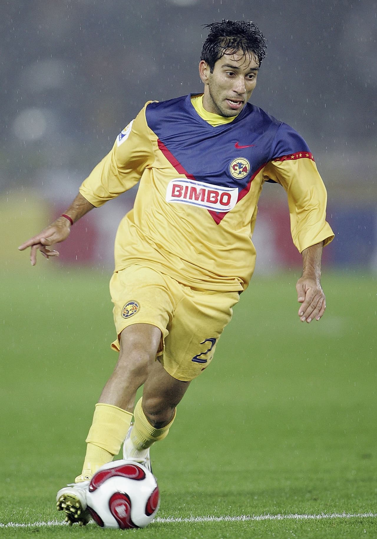 Nelson”Pipino” Cuevas perteneció al club una temporada 2006-2007. Su paso fue breve y no muy satisfactorio, jugó menos de lo esperado y una mala negociación con el PSV holandés, hizo que se sintiera “amarrado” al club, por lo que la relación no fue la esperada.