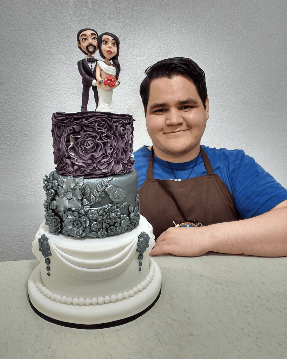 Su catálogo de creaciones también cuenta con pasteles para ocasiones especiales como bodas, sin olvidar el toque perfecto: una réplica de la pareja en figuras de masa de azúcar.