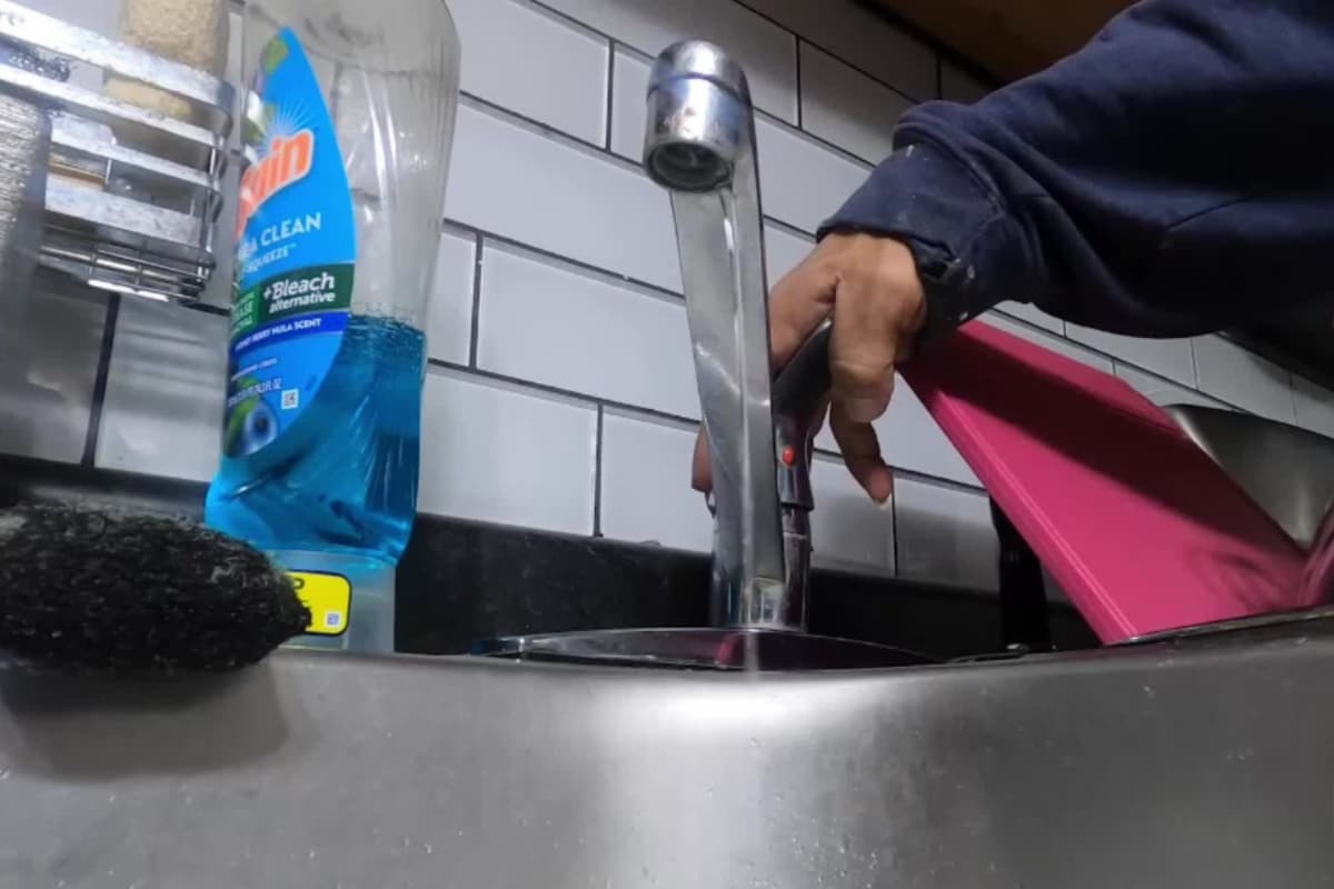 <b>La calefacción o el termostato</b> de su casa debe tener una temperatura de más de 55 grados, incluso hasta cuando salga de su hogar. Agregue aislamiento en puertas y ventanas de toda la casa. El aislamiento mantendrá temperaturas más altas.