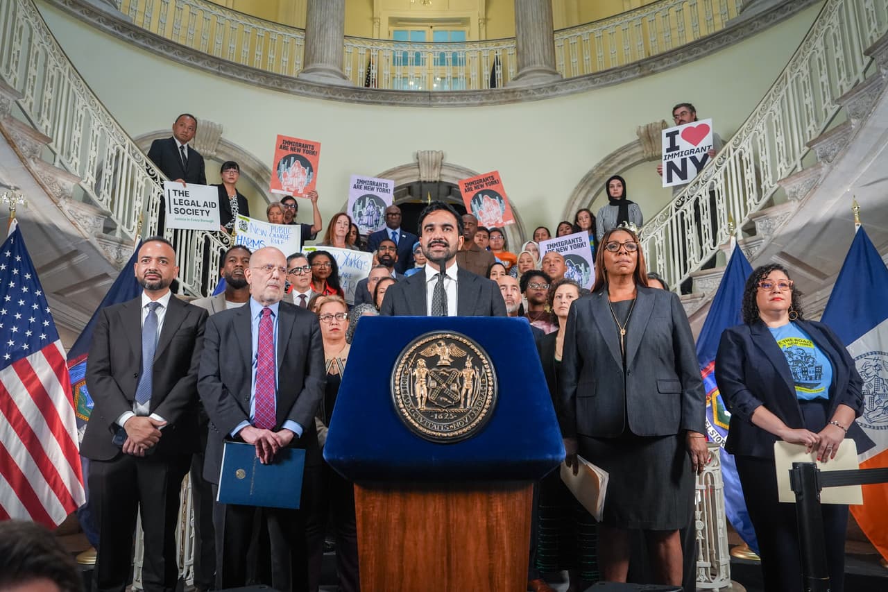 Nueva York y otros 21 estados demandan a la administración Trump para frenar una norma que dificulta obtener green card