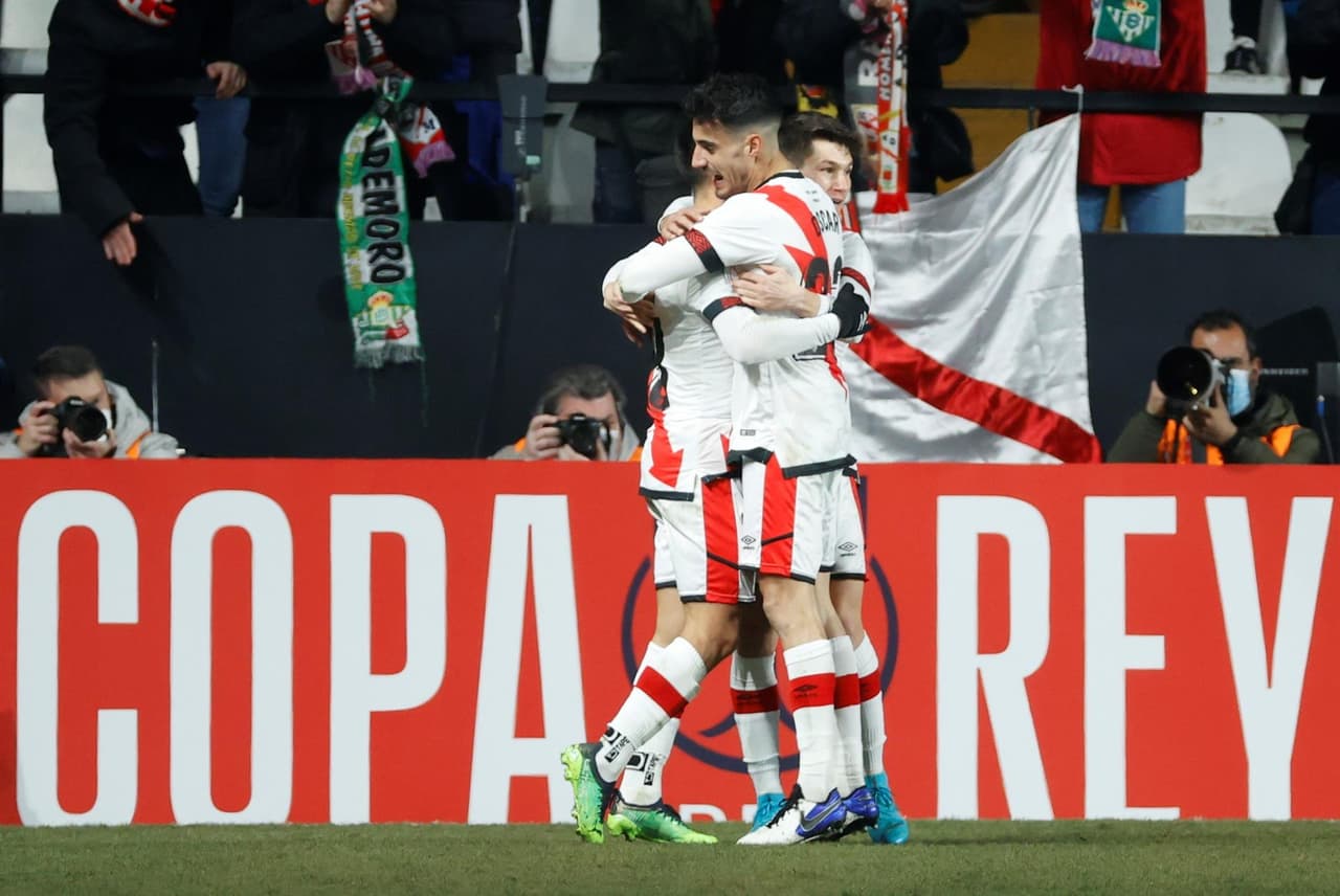 Real Betis se lleva la semifinal de ida tras derrotar al Rayo Vallecano 2-1 en la Copa del Rey. Borja Iglesias y Victor Carvalho le dieron el triunfo a la escuadra verdiblanca, mientras que Álvaro García descontó para los locales. Los mexicanos Diego Lainez y Andrés Guardado estuvieron en la banca.