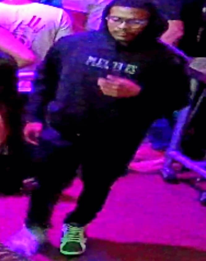 En la foto se observa con gafas y tenis. Se había puesto la capucha del sueter.