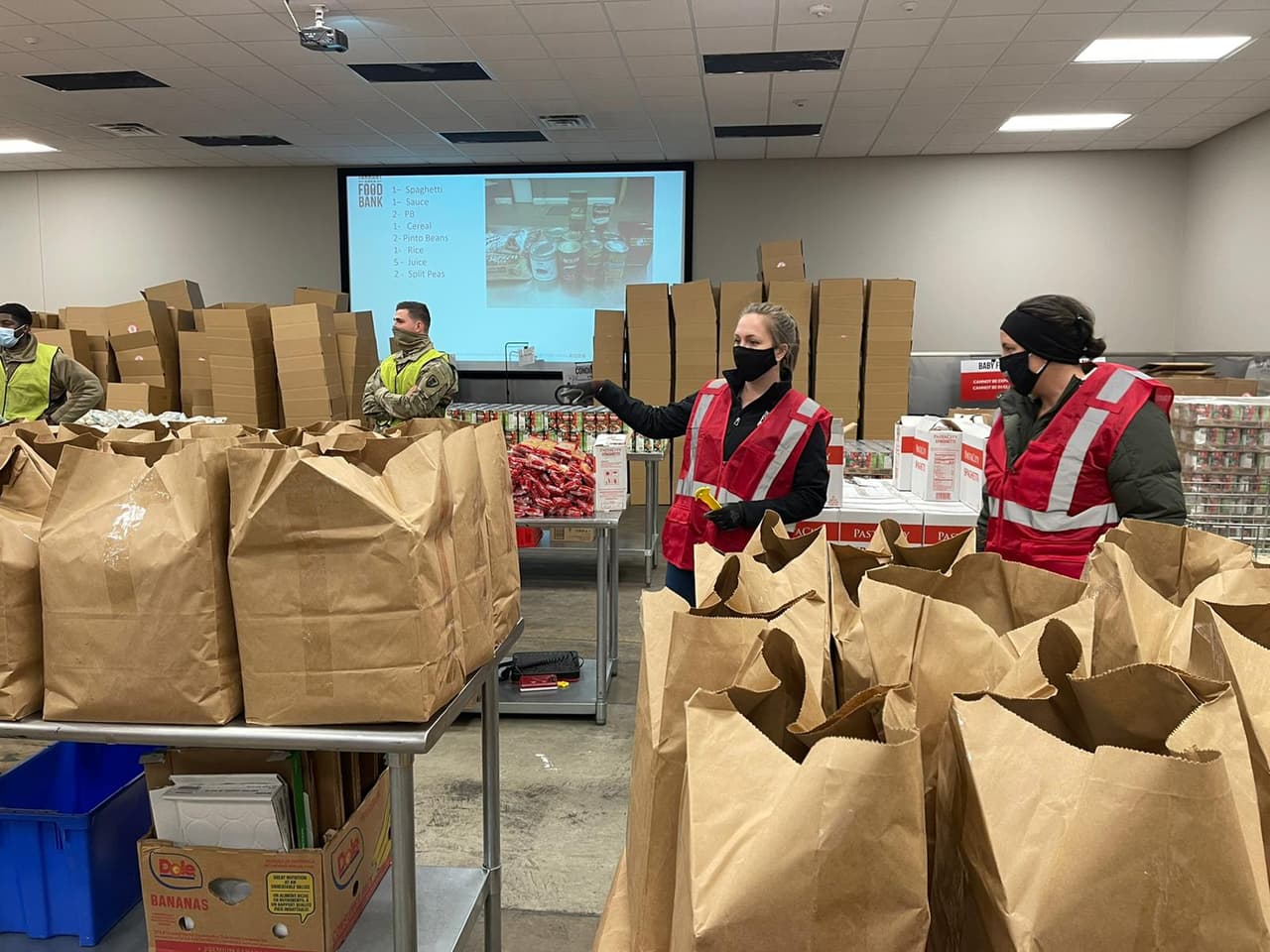 El viernes 19 de febrero ofrecerán un banco de alimentos móvil en el estadio Herman Clark ubicado en el 5201 CA Roberson Blvd. en Fort Worth, de 10:00 am a 1:00pm.