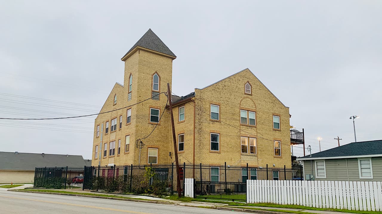 El arquitecto dejó intacta la construcción exterior del templo para preservar esta parte de la historia de la comunidad de Independence Heights en Houston.