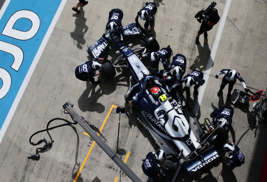 Max Verstappen se lleva el Gran Premio de Estiria en la Formula 1. El piloto neerlandés es número uno en el ranking de pilotos dejando muy atrás a Lewis Hamilton, quien quedó segundo; Bottas se queda con la tercera plaza. El mexicano Sergio Pérez no logra subir esta vez al podio, sin embargo sigue produciendo grandes resultados para Red Bull.