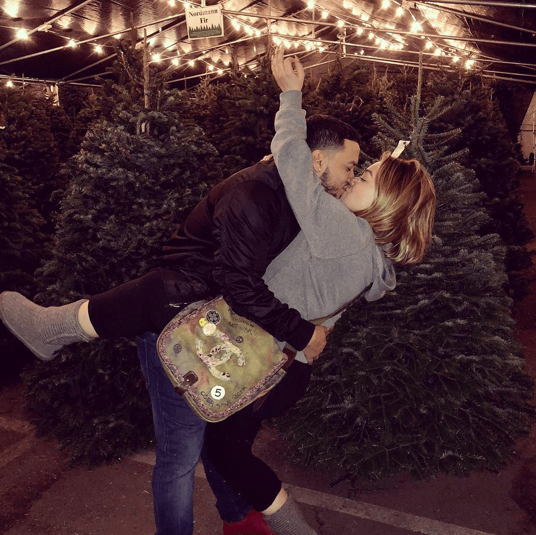 "Amo el mes de Diciembre y te amo a ti, mi reina", eso escribió Lorenzo Méndez el 2 de diciembre de 2017 en esta foto junto a Chiquis Rivera.