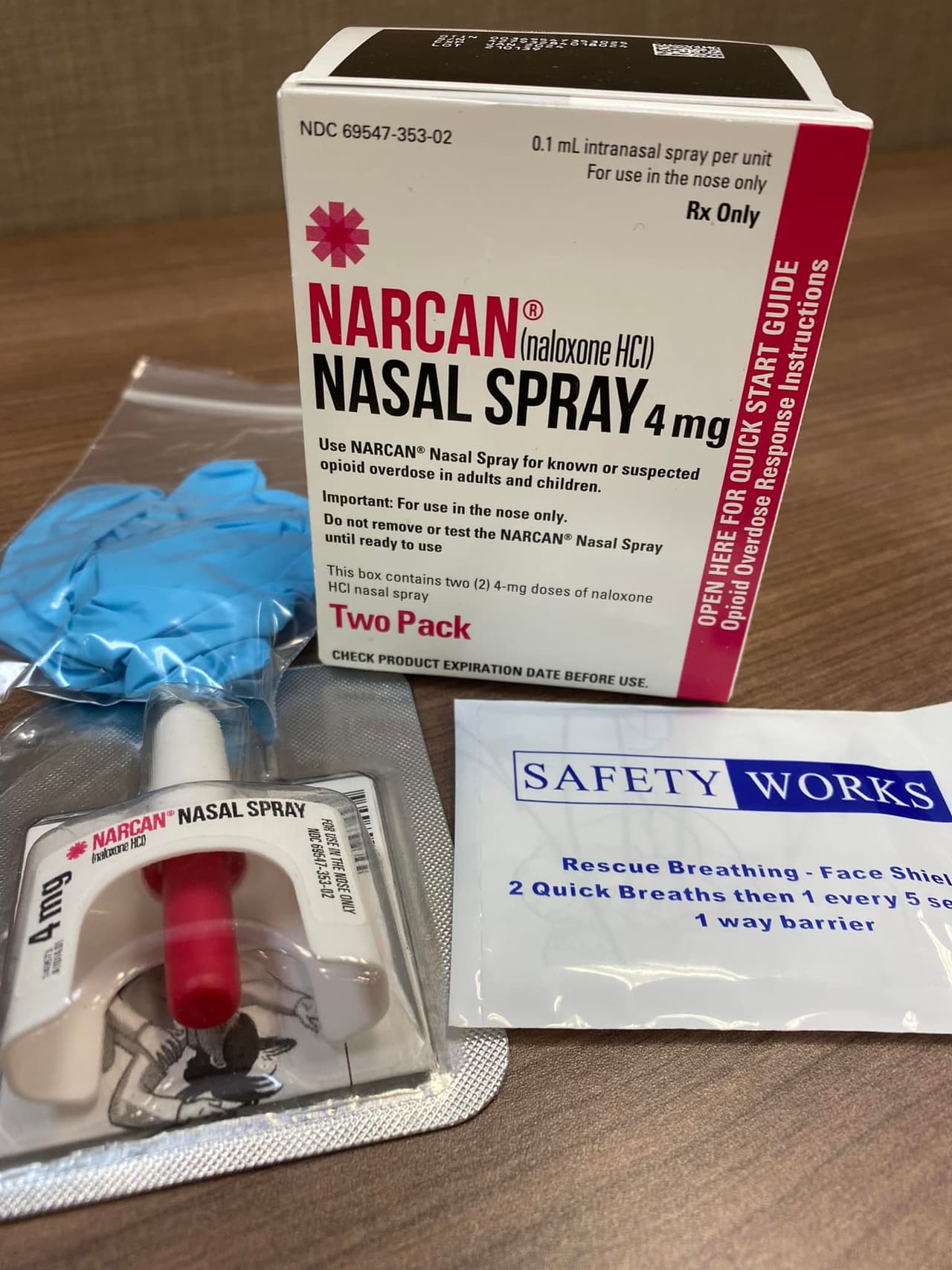 Pichardo también concentra su misión en que la comunidad en Kensington sepa cómo utilizar Narcan. Narcan trabaja para revertir los efectos de los opioides al restaurar el flujo de oxígeno al cerebro. Se administra con un aerosol nasal y es más efectivo cuando se combina con respiración boca a boca y compresiones torácicas.